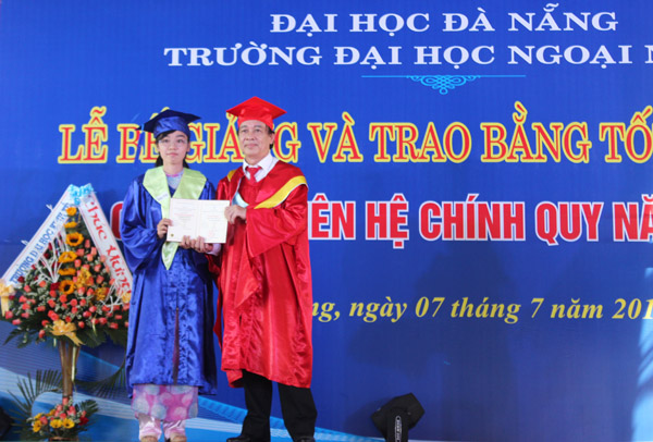 PGS.TS Phan Văn Hòa trao bằng cho sinh viên đạt loại Giỏi