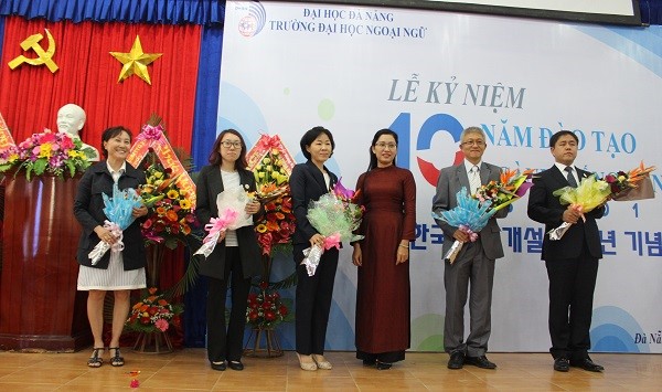 Offering flowers to volunteer lecturers of KOICA and Central Institute of Korean Studies