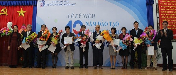 Dr. Nguyễn Văn Long and Dr. Đào Thị Thanh Phượng – Vice Rectors offered flowers and Thank –you letters to companies, organizations, units and individuals for their support and contribution to the development of Korean Language Division over the past 10 years.