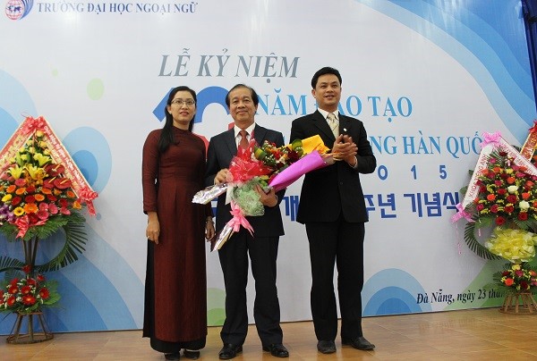 Offering flowers to the former Rector - Associate Professor Phan Văn Hòa