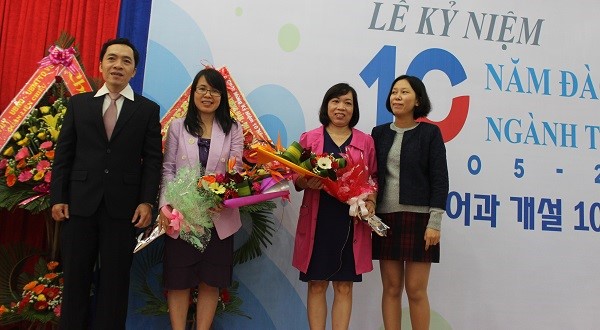 Offering flowers to Dean and Vice Dean of former Chinese-Japanese Department, current department of Japanese – Korean - Thai