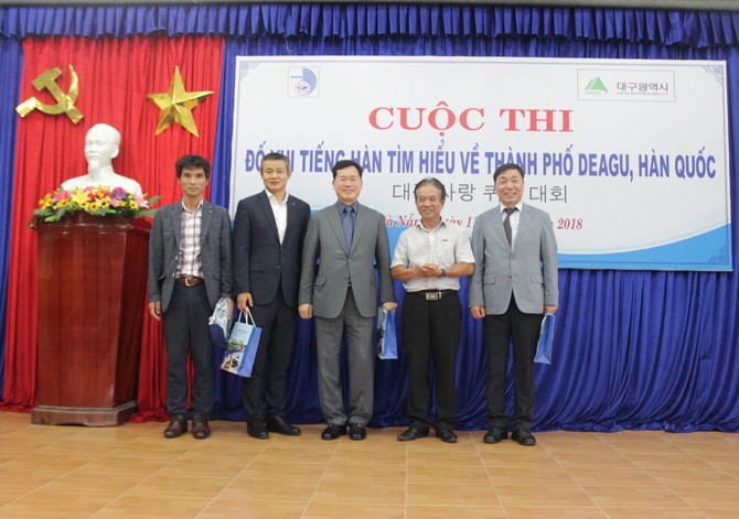 PGS. TS. Duong Quoc Cuong, Vice Rector presenting flowers and commemorative medals to Mr. Kim Seung Su - Deputy Mayor of Daegu and representatives from the city of Daegu